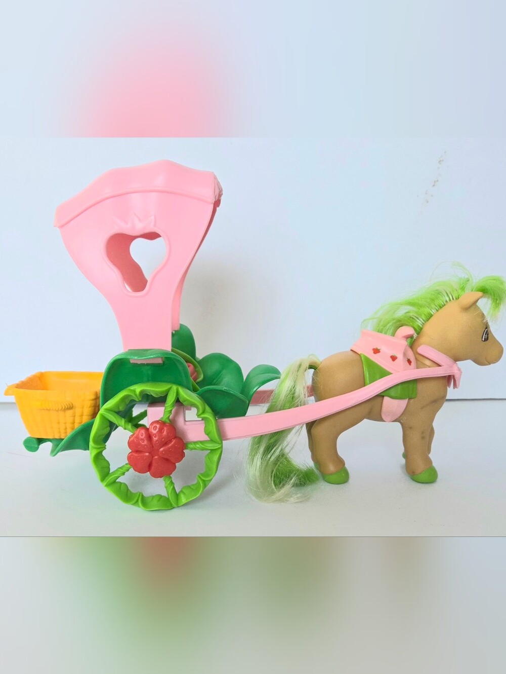 VINTAGE 1984 STRAWBERRY SHORTCAKE MAPLE STIRRUP HORSE AND OATSMOBILE BUGGY